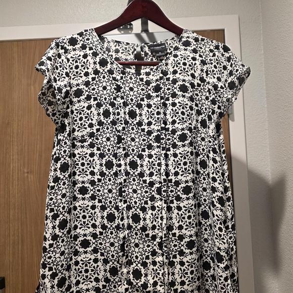 liz claiborne careers Tops - Liz Claiborne Monochrome Patterned Blouse